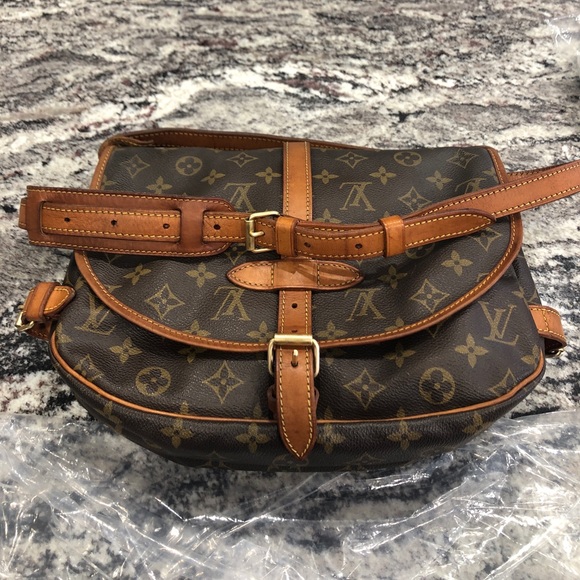 (sold) Louis Vuitton Saumur - Picture 2 of 15